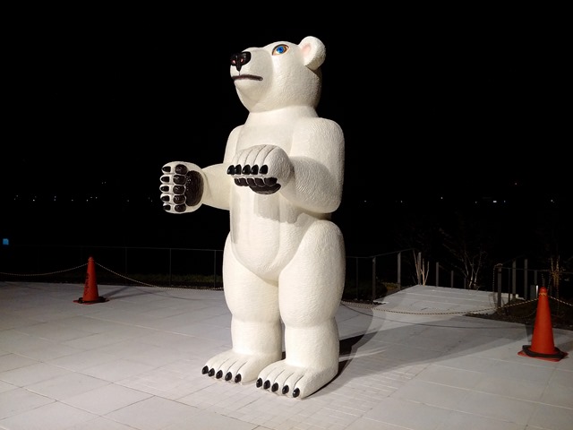 夜富山県美術館シロクマ