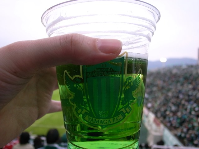松本山雅ビール緑色のビール感想