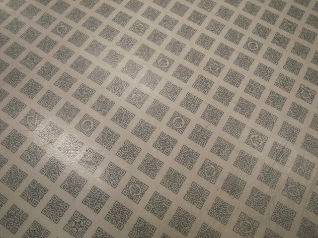 QRコード電車の床